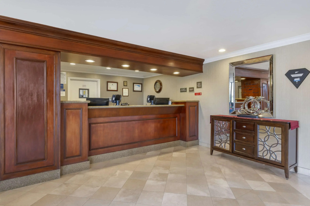 Best Western Plus Marina Shores Hotel
