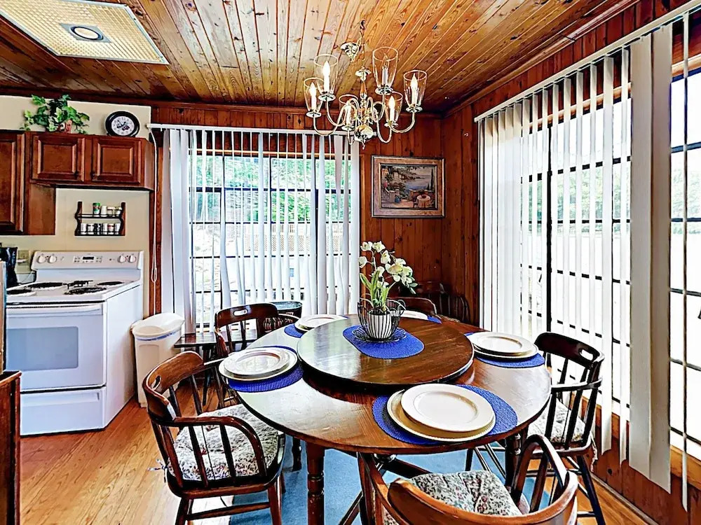 Lakefront : Deck W/ Blue Ridge Mountain View 2 Bedroom Home