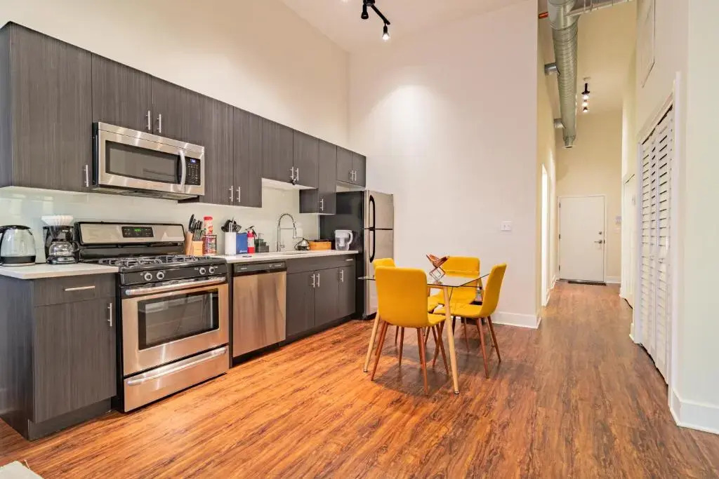 McCormick Place modern and cosy 420 friendly gem on Michigan avenue with optional parking for 6 guests