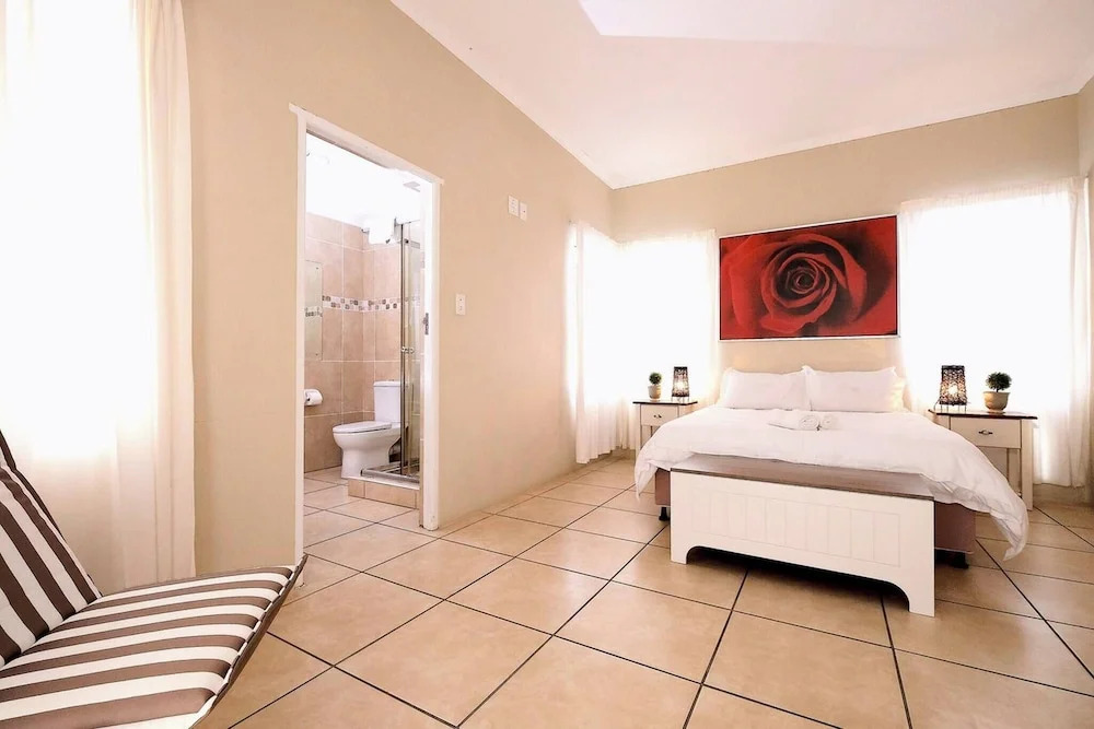 The Pelican - Stunning 3-bedroom Holiday Home in Langebaan
