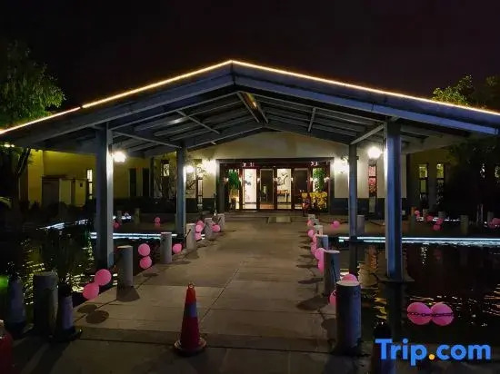 Renwen Yuexi Hotel