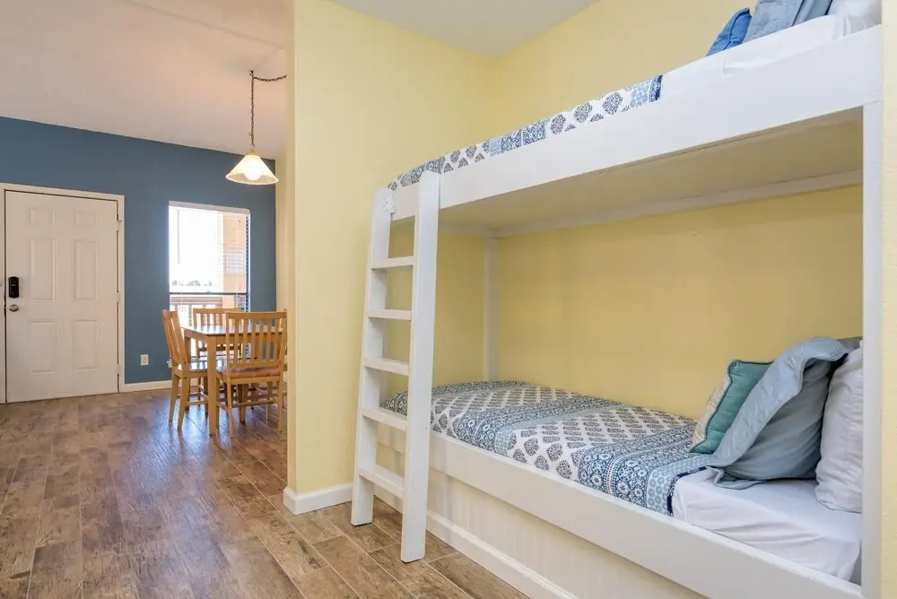 Charming Family Condo Sleeps 6 Next to Beach!