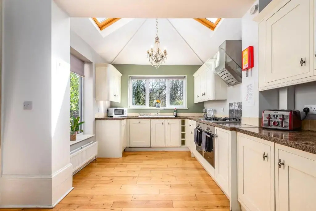 Large Contractor House in Great Location with FREE Parking - Staycation welcome by ComfyWorkers