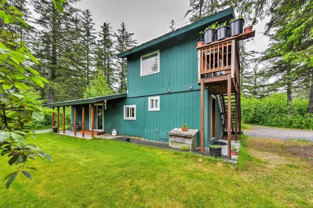Seward Studio w/ Deck, Outdoor Dining & Mtn Views!