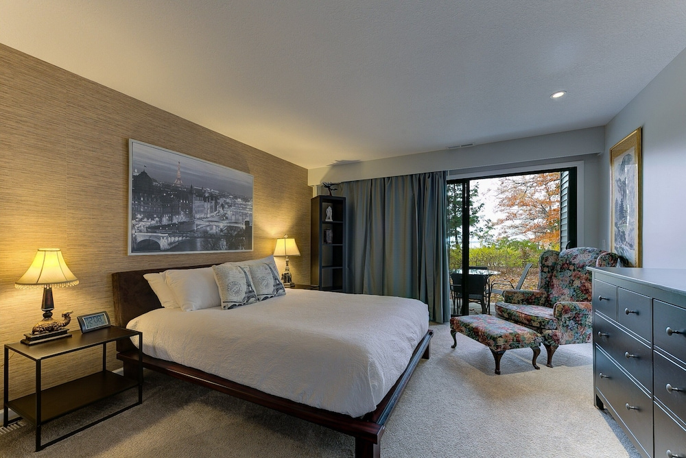 Cozy Aviation Style Lake View Condo at The Shores 5658