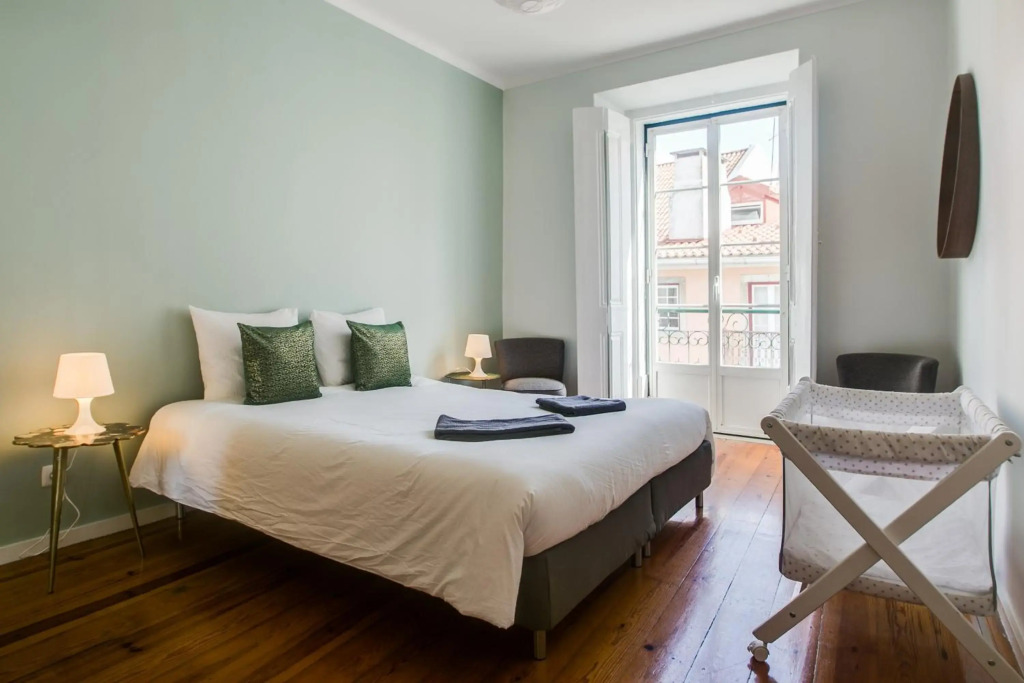 Spacious, Bright and Newly Renovated 2 Bedroom Apartment, Lisbon Historical Center, Madragoa