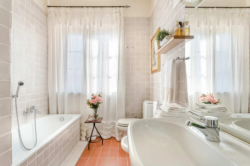 Villa Alberta, Panoramic 4 Bedrooms Farmhouse with Private Pool in Lucca close to Town Centre