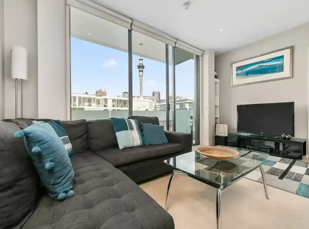 Beautiful 2BR - Pool, Gym & Parking Zodiak Stays