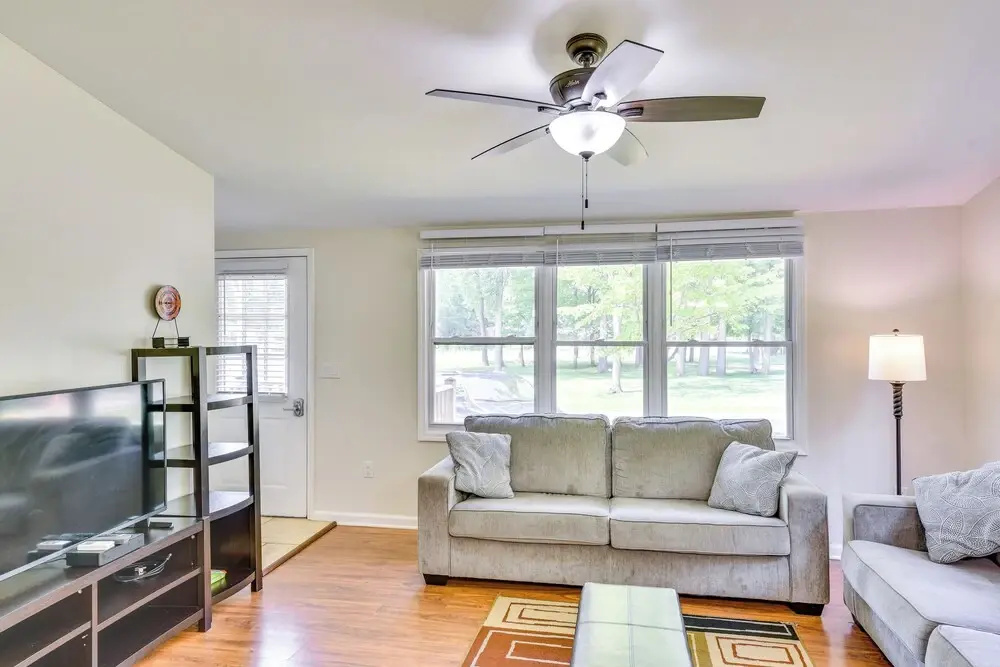 2 Mi to Warren Dunes: Sawyer Apartment w/ Deck!