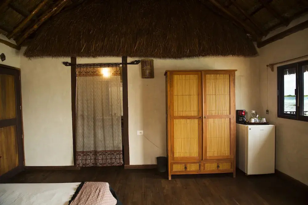 Lagoon Front Hut