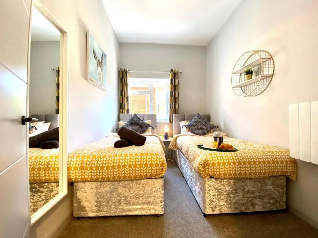 Trendy Stylish Apartment! - 5 Minute Walk to the Best Beach! - Great Location - Parking - Netflix - Fast WiFi - Smart TV - Newly decorated - sleeps up to 6! Close to Bournemouth & Poole Town Centre & Sandbanks