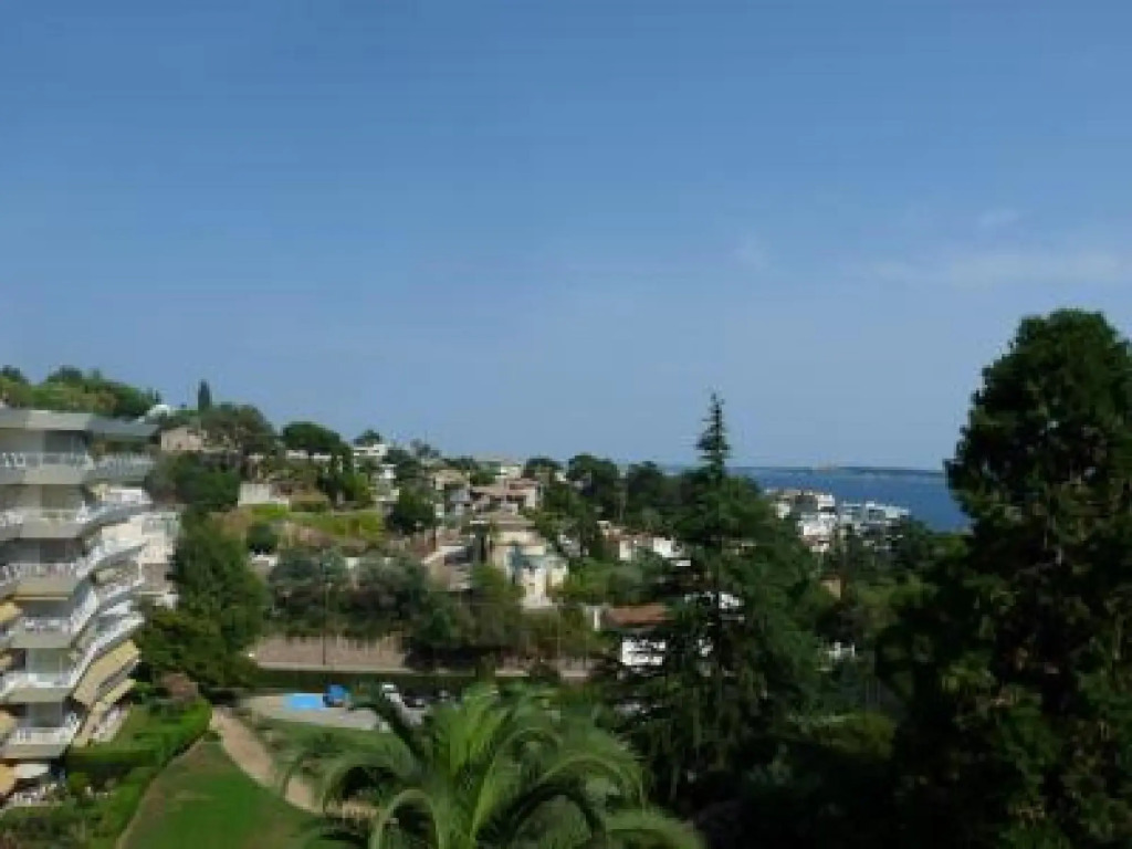 Two Bed Apartment in a Gated Residence With Gardens in Cannes With sea Views - 865
