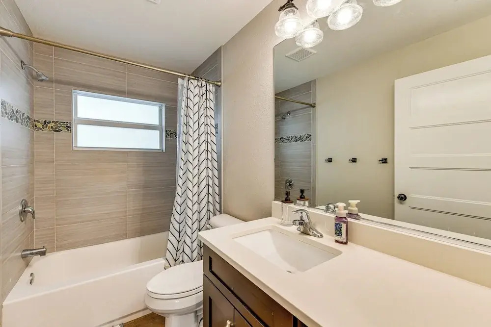 3 Mi to Public Beach: Port Charlotte Getaway!