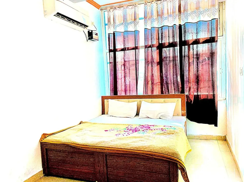 Via Yadhuvanshi Dhaam - 900m from Prem Mandir and Iskcon Temple