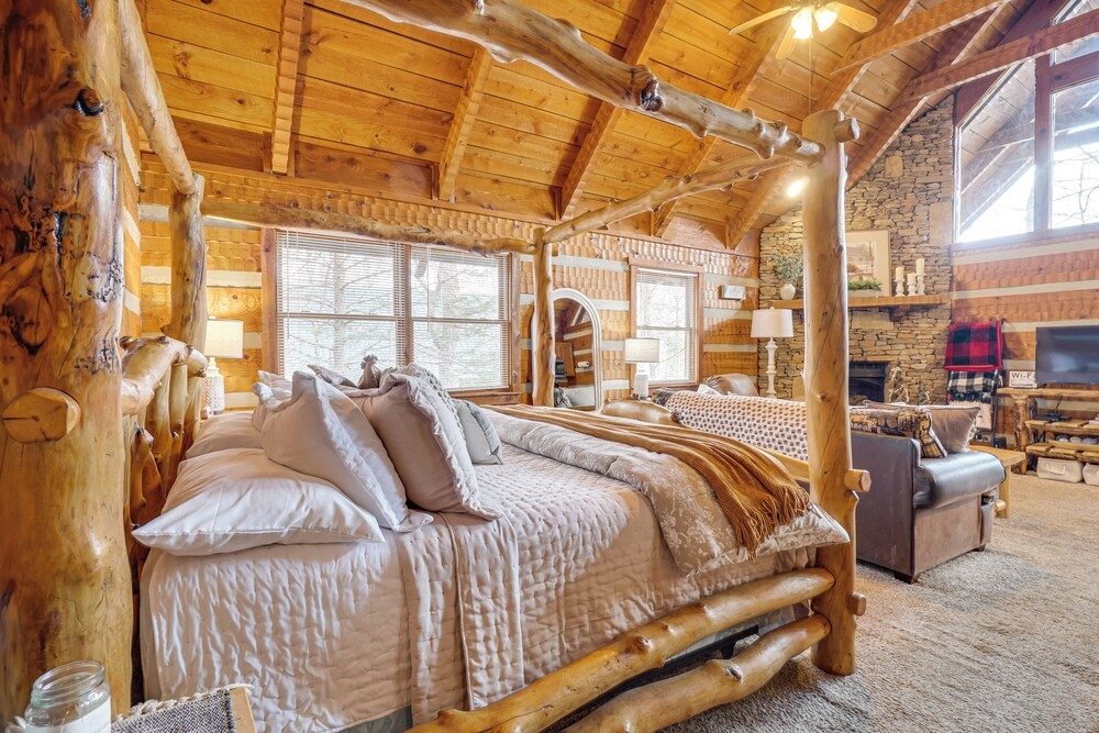 Honey Bear Pause: Rural Escape w/ Porch & Hot Tub!