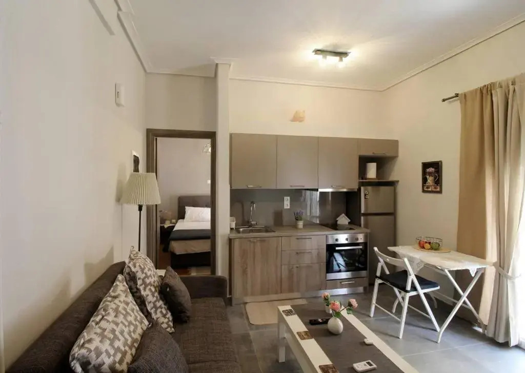 Luxury flat in Hilton, central Athens, 3' metro, VFM!