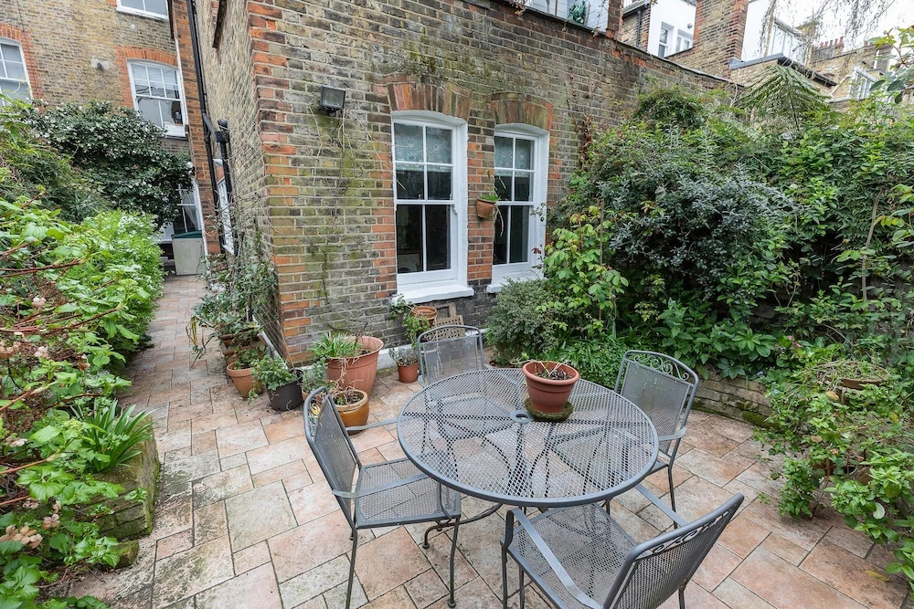 JOIVY 2 Bed Flat With Garden Next to Battersea Park!
