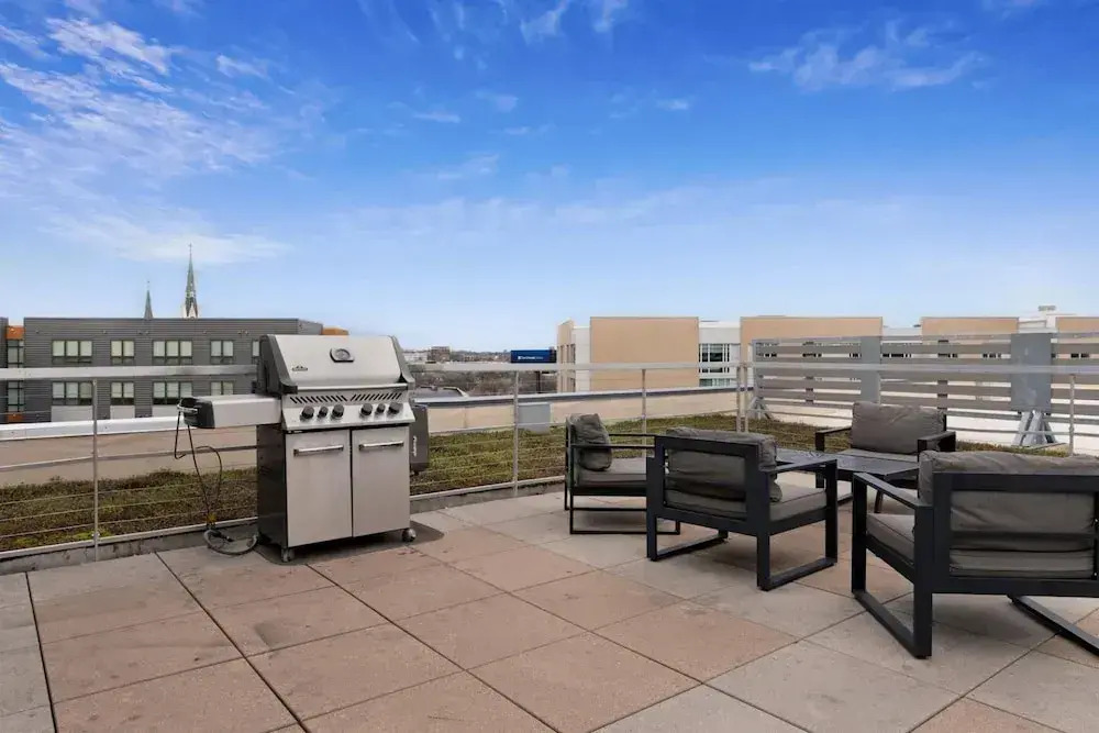Milwaukee Adorable 1BD 1BA Downtown Apartment