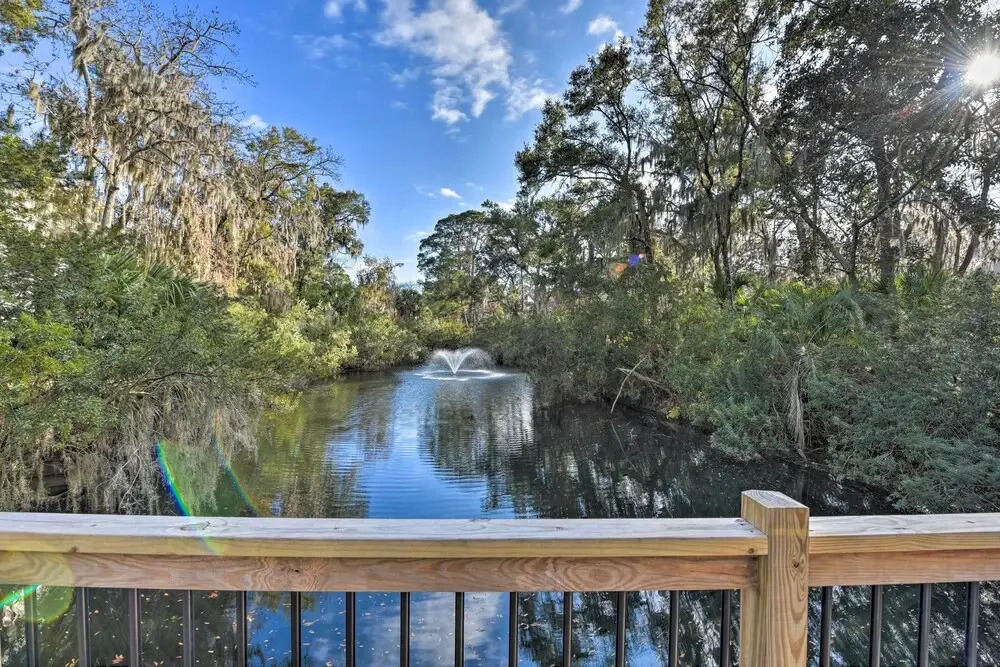 Hilton Head Island Condo w/ Deck < 1 Mi to Beaches