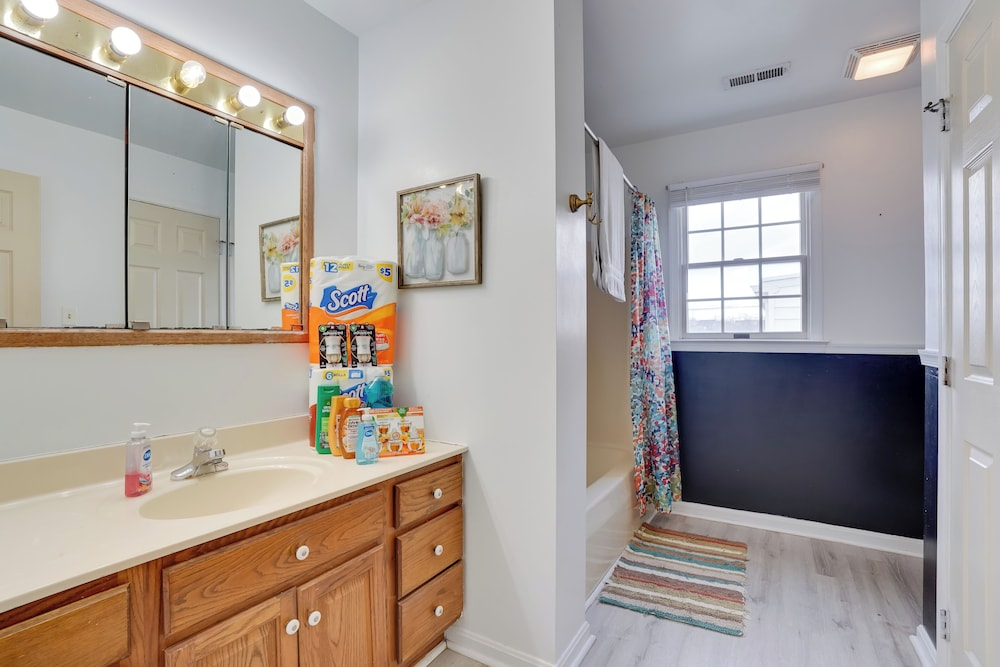 Walk to Fairgrounds! Hagerstown Townhome w/ Deck