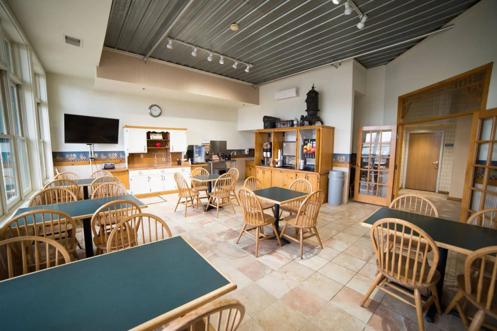 HomeTown Inn & Suites