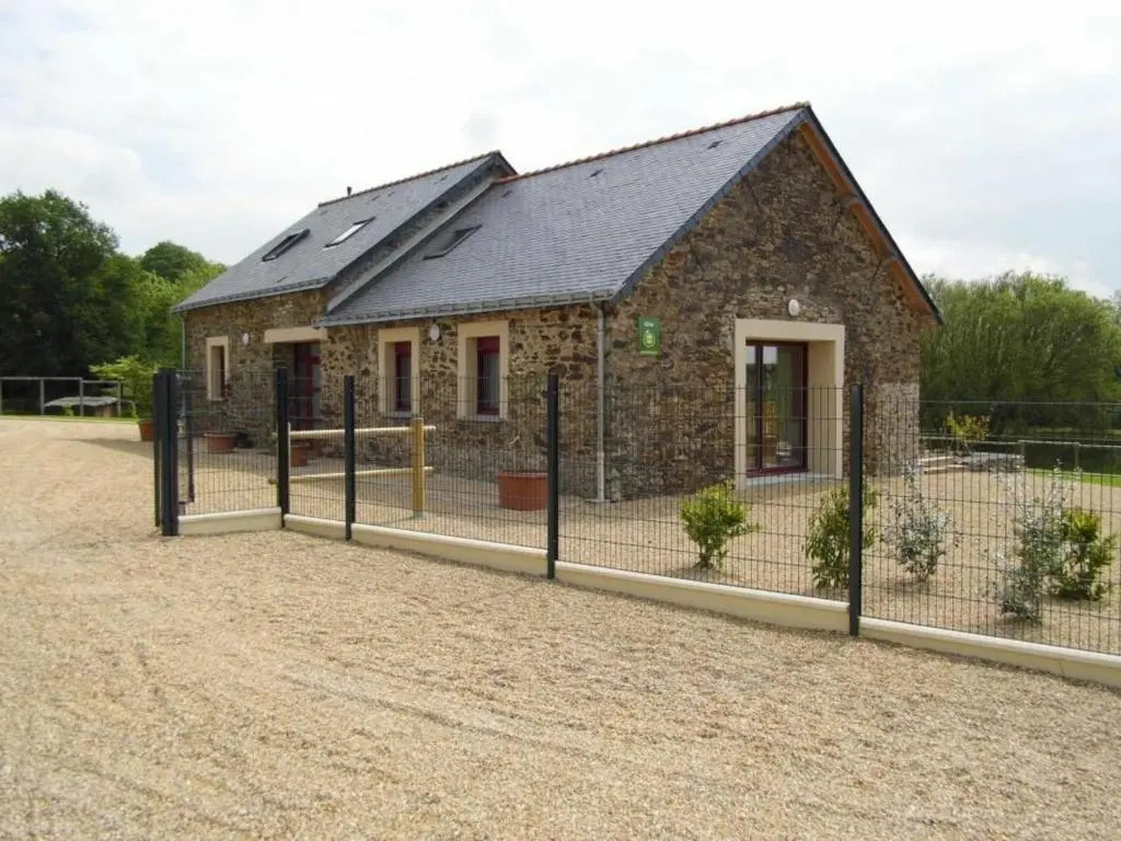 Gîte familial au calme avec étang privé, proche Nantes, jardin, activités, et accès PMR - FR-1-306-961