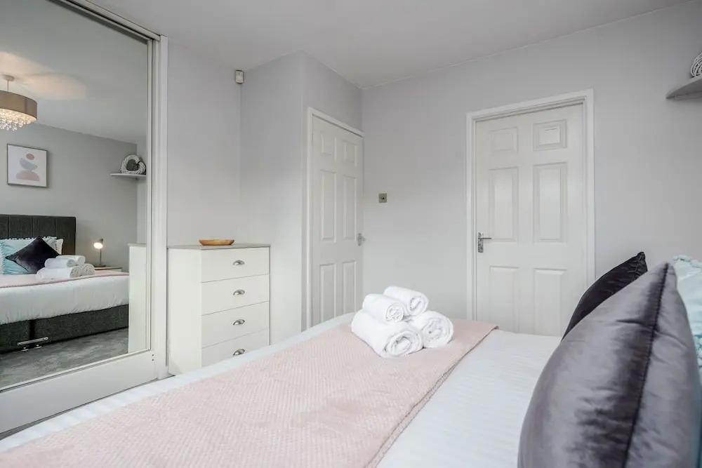 Ascot Pet Friendly 4 Bed House Parking