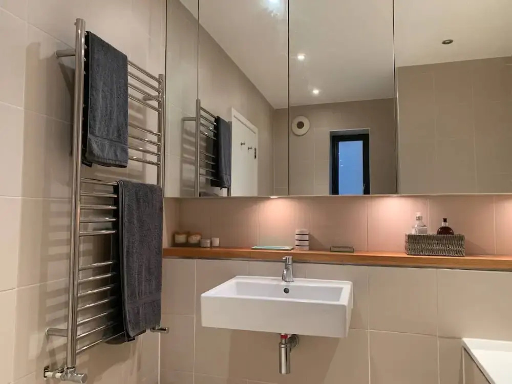Lovely 2 Bedroom Apartment With Stunning Kitchen on to Garden