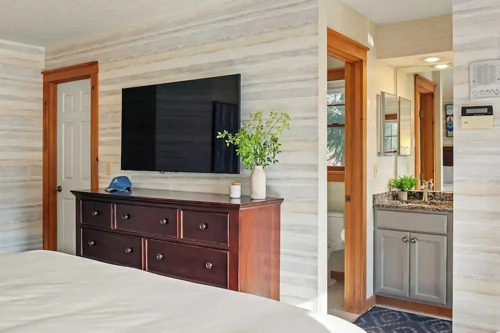 Mountain Escape With Game Room, Balcony & Stunning Views in the Poconos Christina