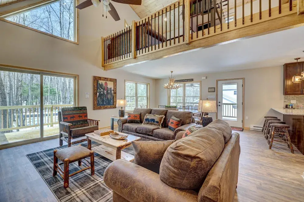 Over the Top Lodge by Avantstay Hot Tub, Shared Pool, Beach/lake Access