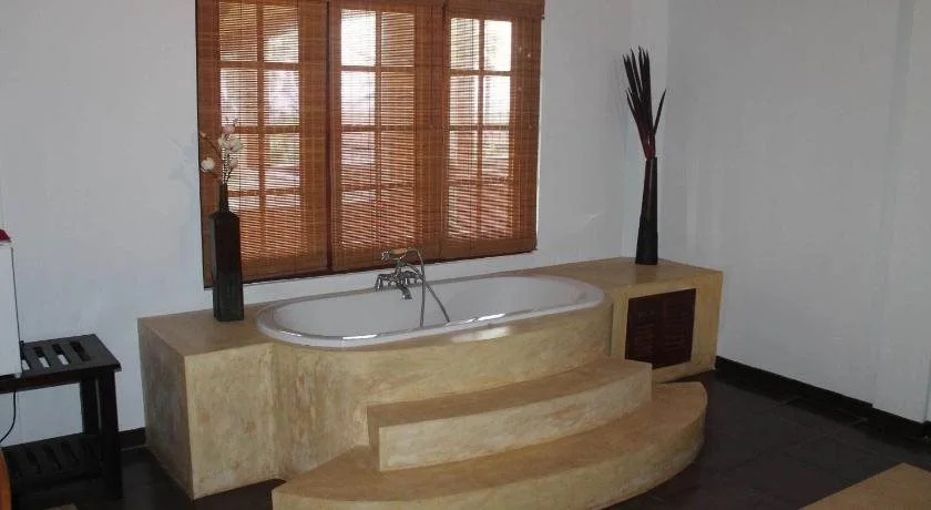 Solomon Beach Hotel