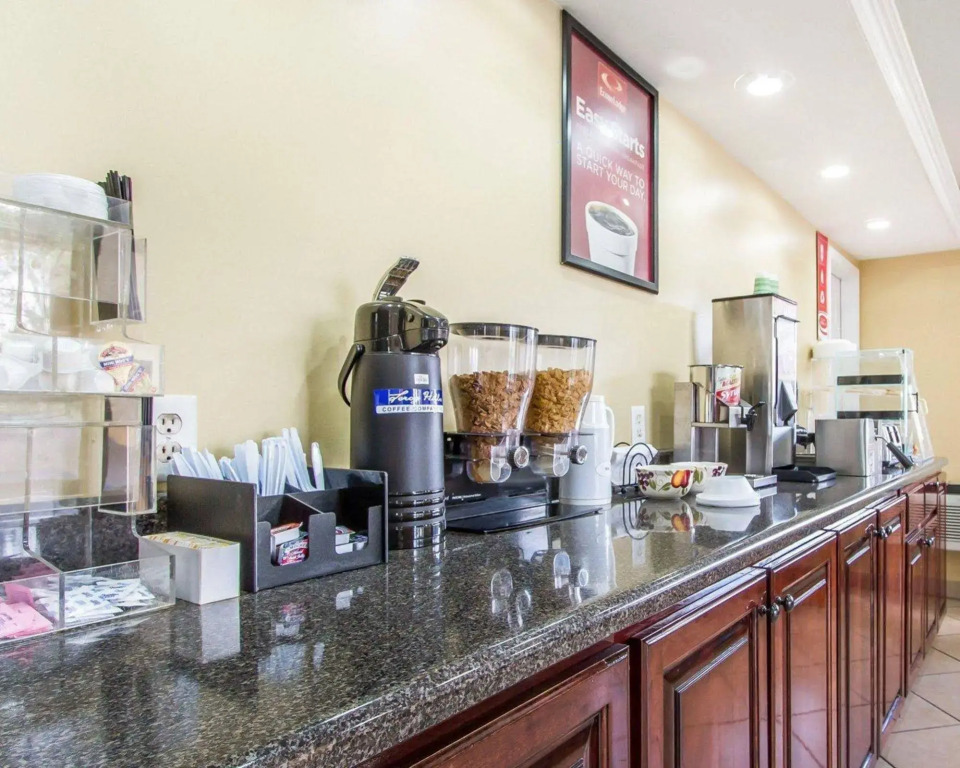 Econo Lodge Inn & Suites Evergreen