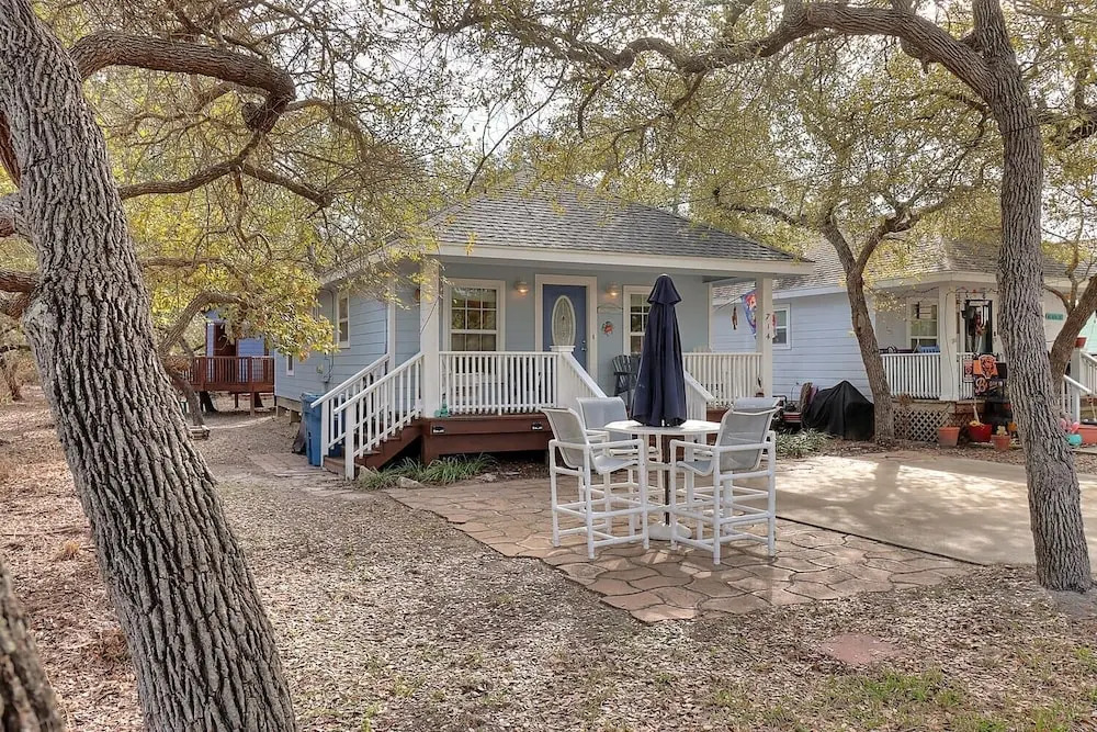Heron Hideaway 2 Bedroom Cottage by RedAwning