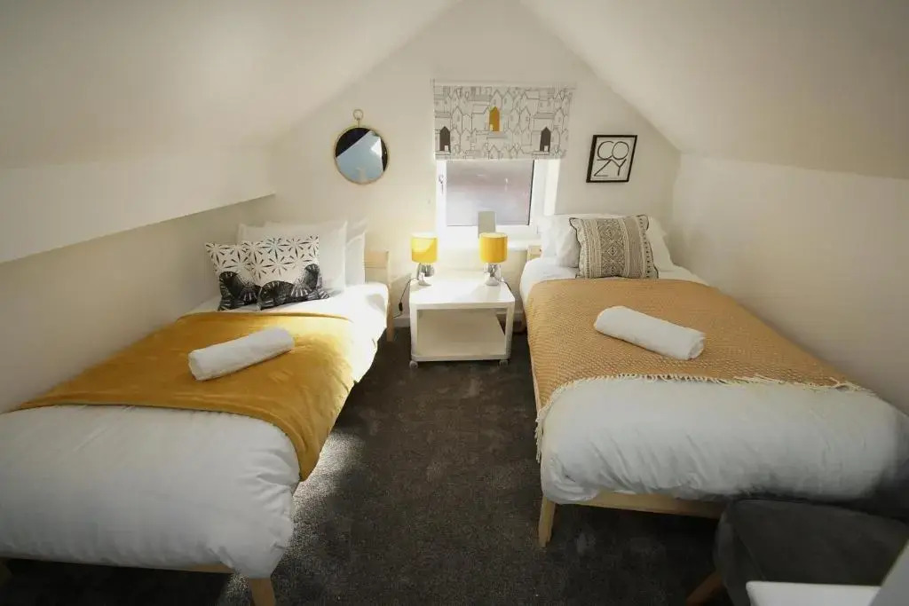Air Host and Stay - Apartment 1 Broadhurst Court sleeps 4 minutes from town centre