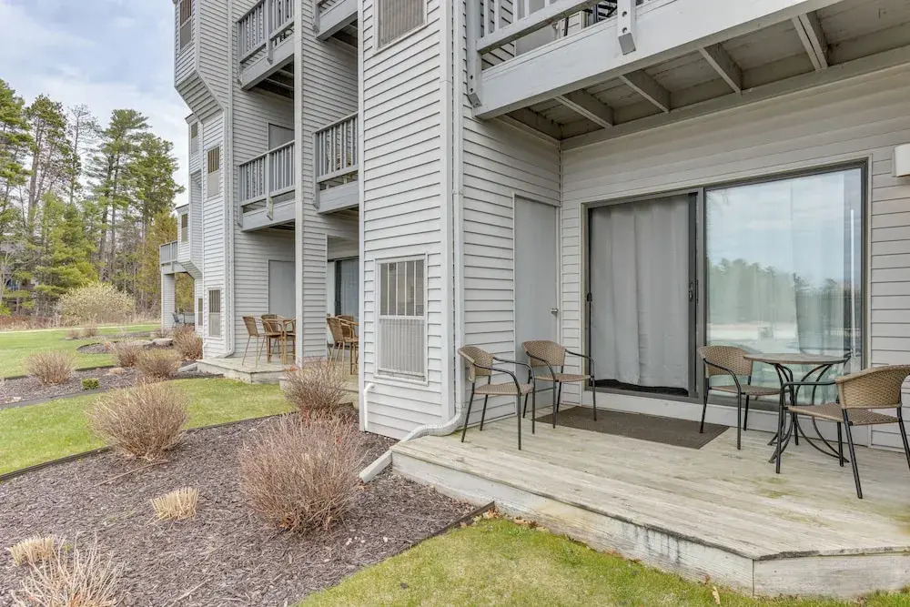 8 Mi to Traverse City: Bayside Couples Retreat