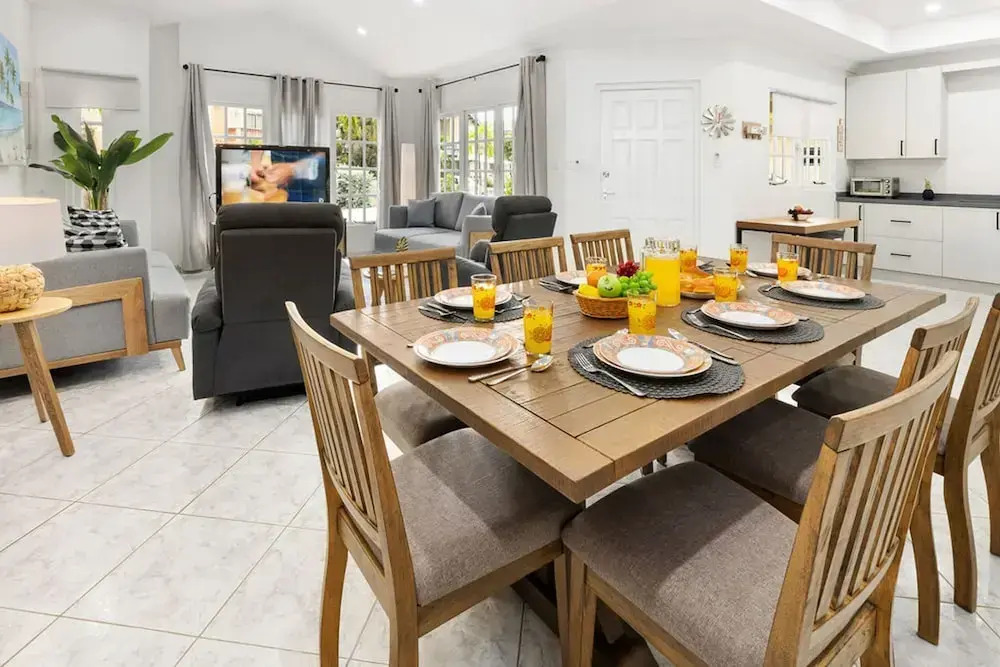 Cozy 3BR Town Home in Gated Community Palm Beach