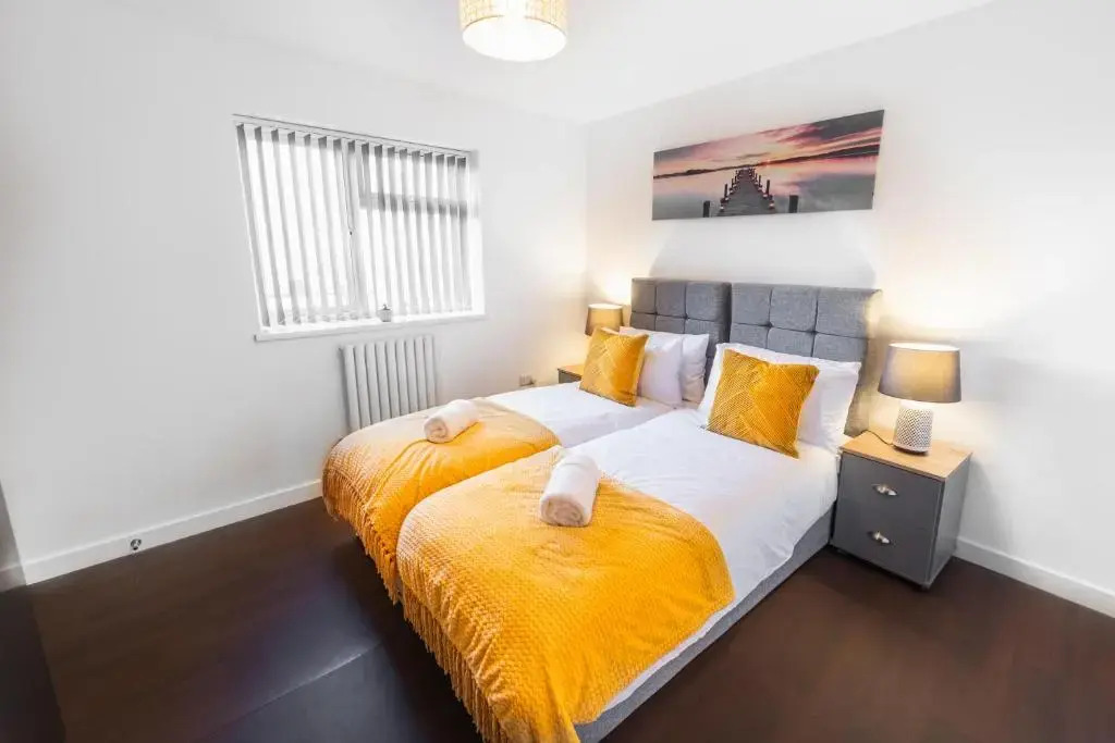 Lovely 2 beds -Ground Floor Apartment - free parking ,wifi - Southampton.