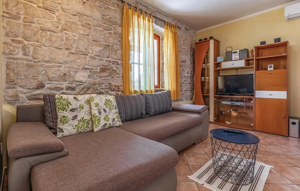 2 Bedroom Stunning Apartment In Fazana