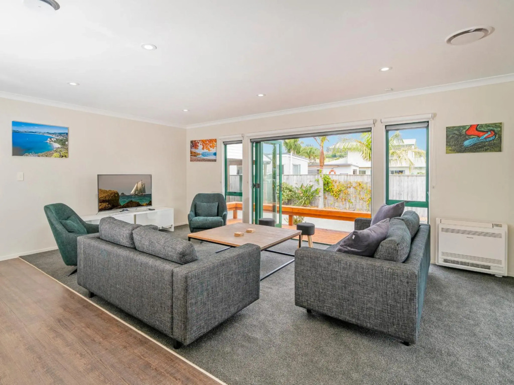 The Sunny Bach - Cooks Beach Holiday Home