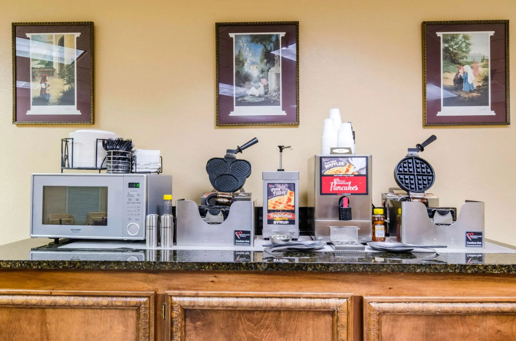 Quality Inn & Suites Carthage near Precious Moments Chapel