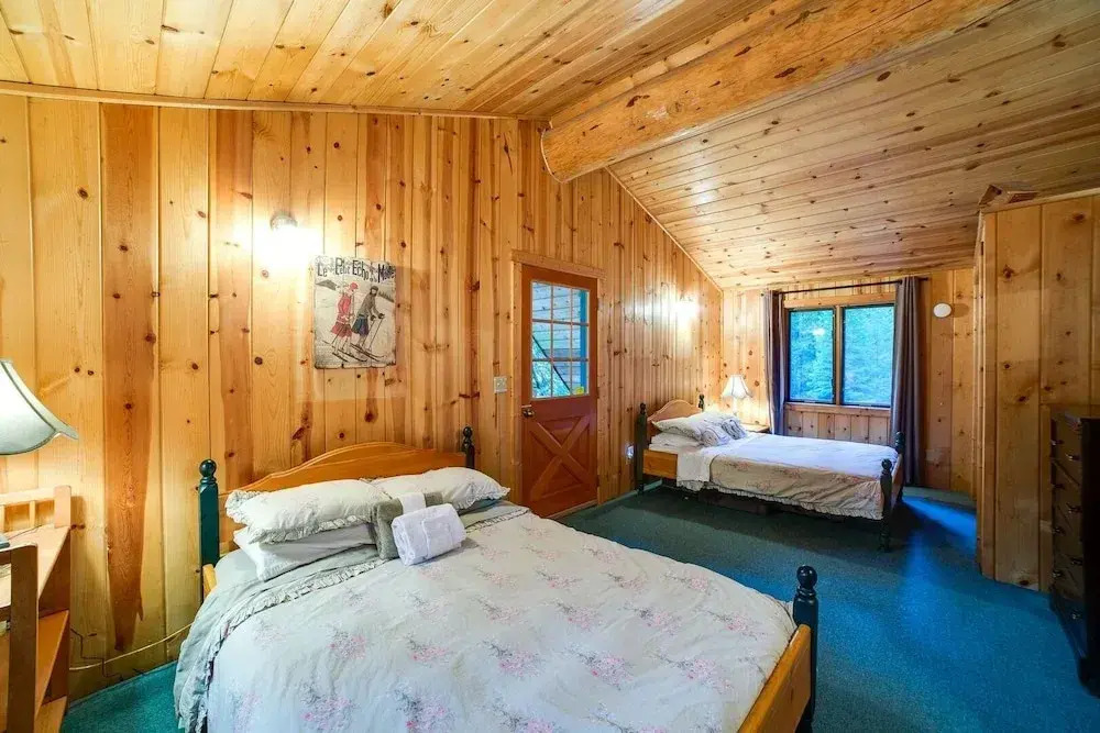 10sl - Real Log - Wifi - Sleeps-8 2 Bedroom Home by RedAwning