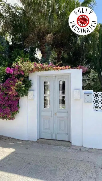 Manolis House