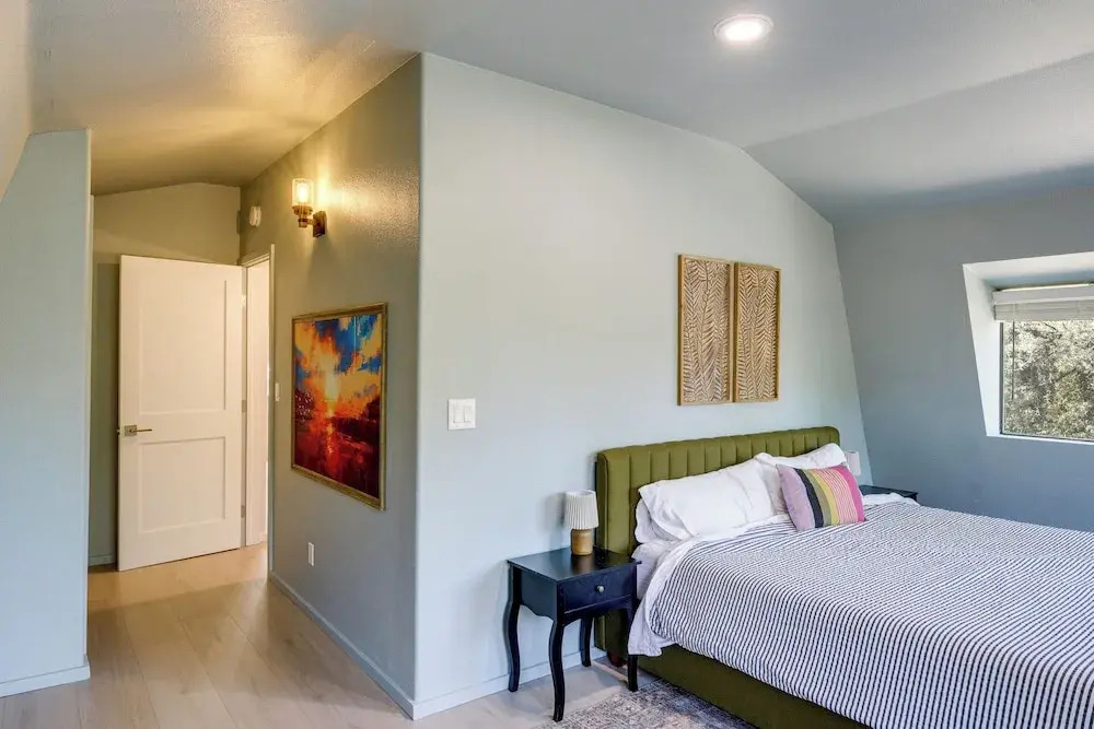 Walk to Village: Cozy Cabin in Pine Mountain Club