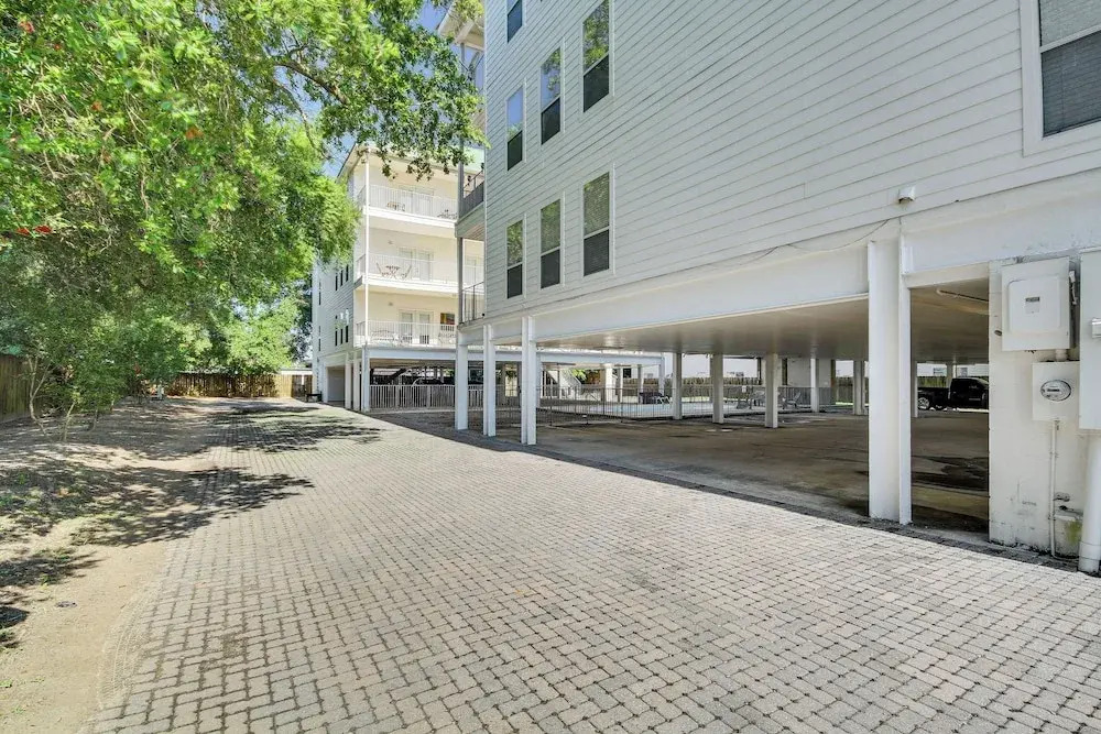 Bright Biloxi Condo: Walk to the Beach!