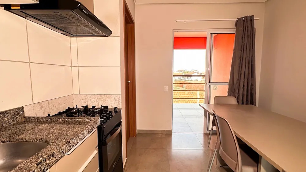 Apto com Wi Fi Garagem e Piscina a 100m da Praia