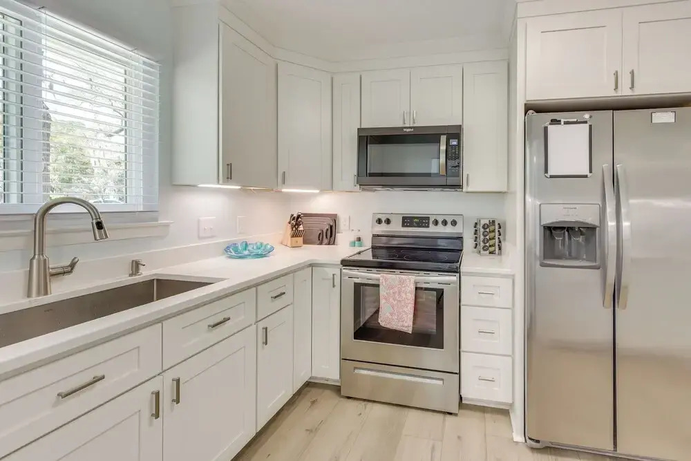 5 Mi to Dtwn Beaufort: Home w/ Screened-in Patio