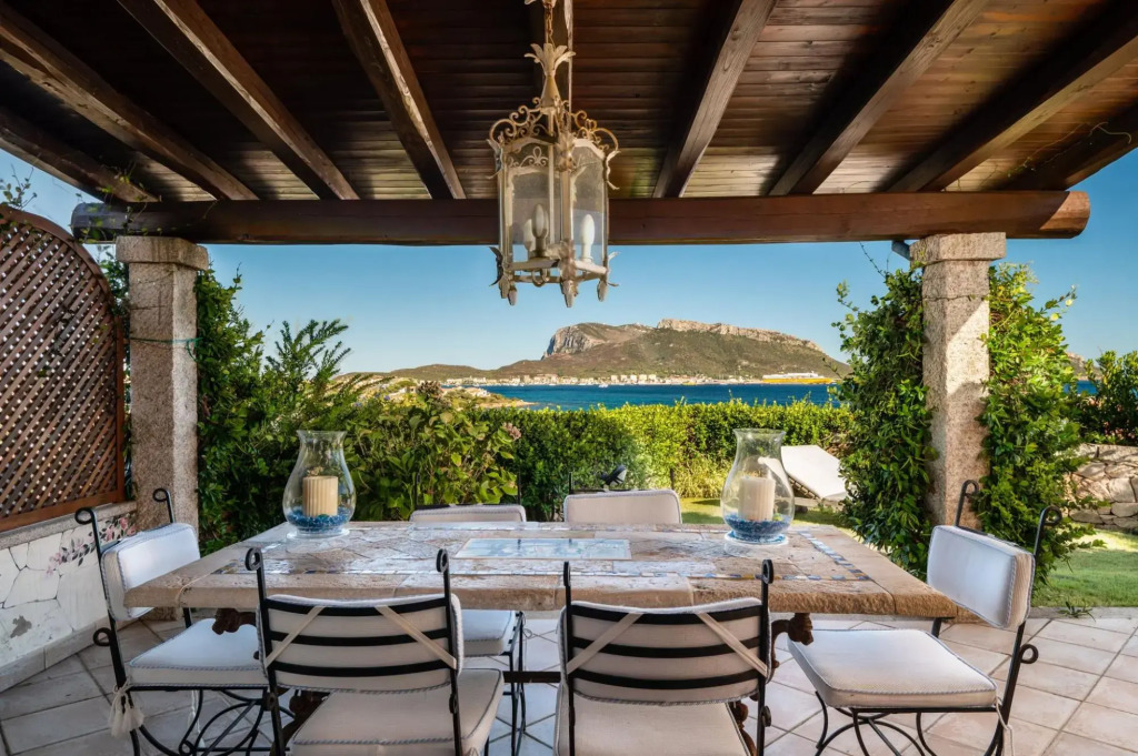 This large apartment is located on the ground floor, has a beautiful garden and a spacious terrace o-S'ABBA 11