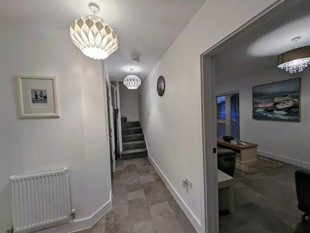 Modern 4 bed House in Newport, Home Away From Home