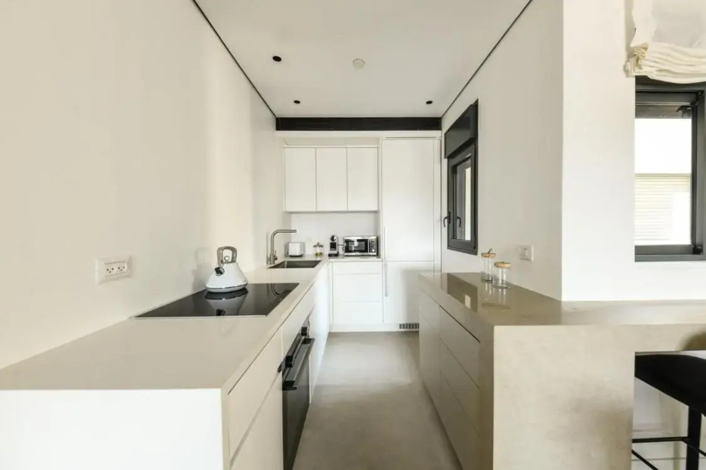Modern and Vibrant 2BR apartment with Private Balcony