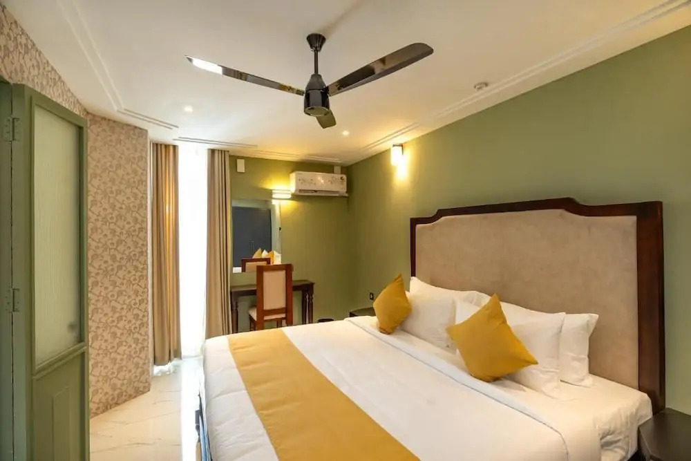 Saravana Grand Suites - A Unit of Saravana Bhavan Veg Tables Kochi